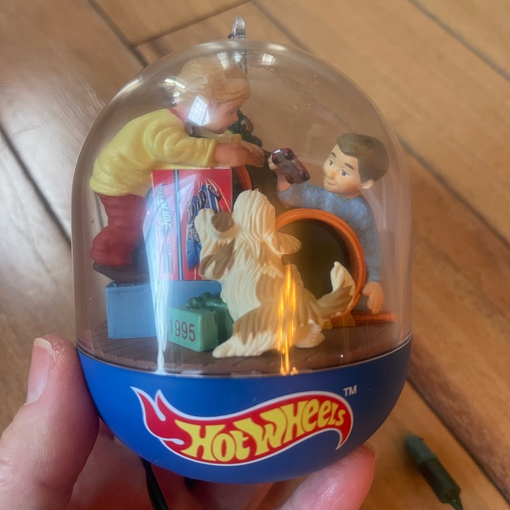 1995 Hallmark Hot Wheels Light-Up Ornament – Works! Kids & Dog Scene – Plug-In